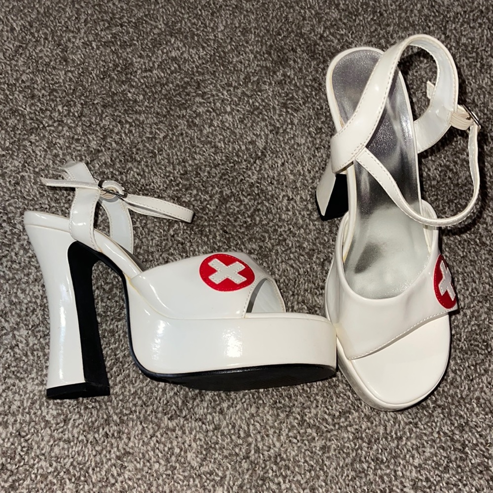 Dress Up Nurse Heals